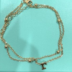 “r” initial layered anklet. Gold plated.